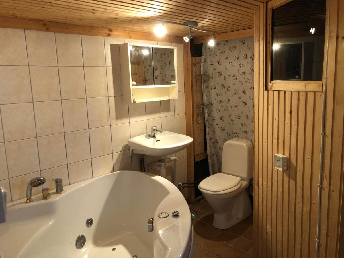 Lilla Huset Med Stor Traedgardstomt Naera Golf Och Hav Villa Trosa Exteriör bild