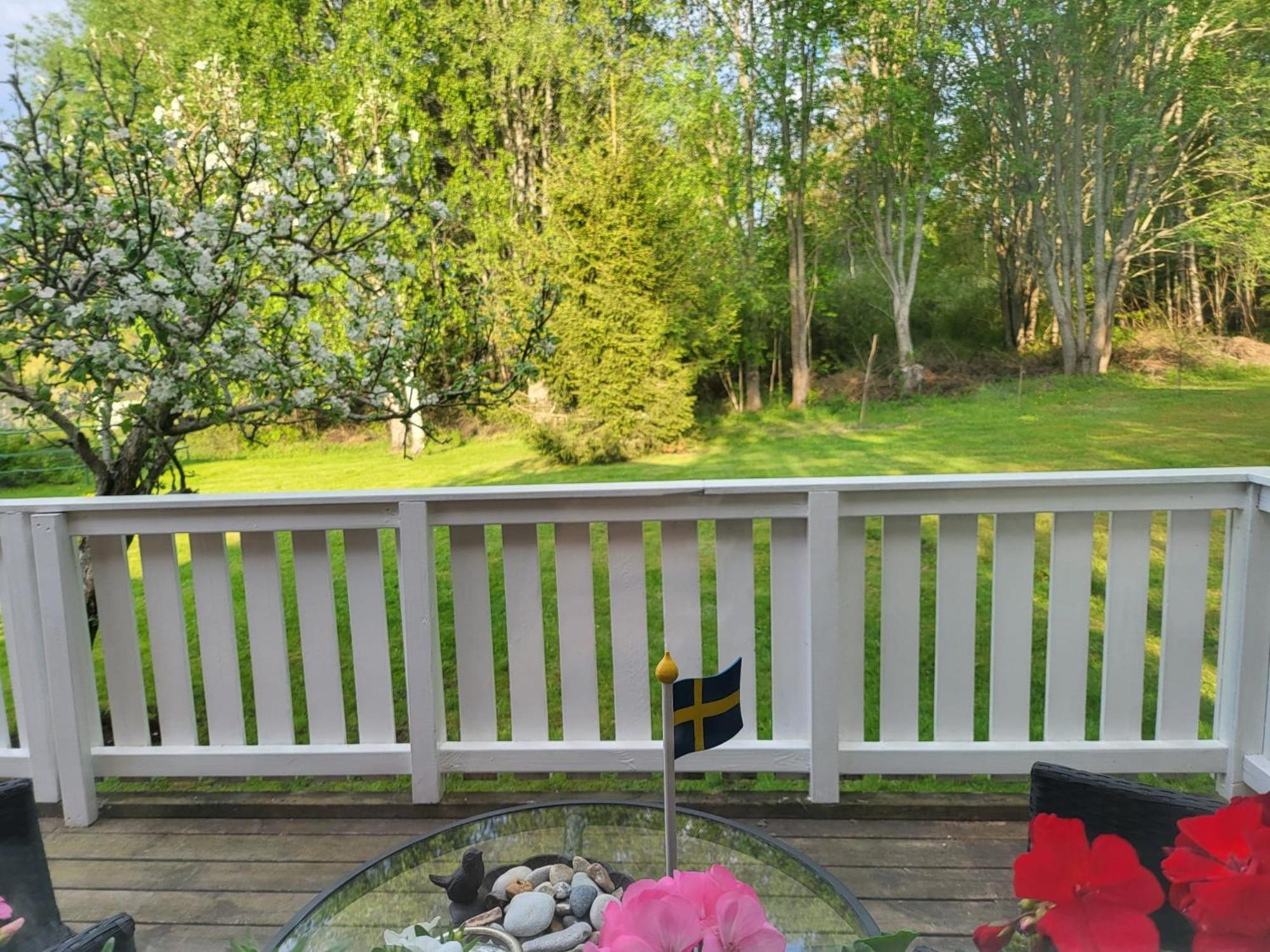 Lilla Huset Med Stor Traedgardstomt Naera Golf Och Hav Villa Trosa Exteriör bild