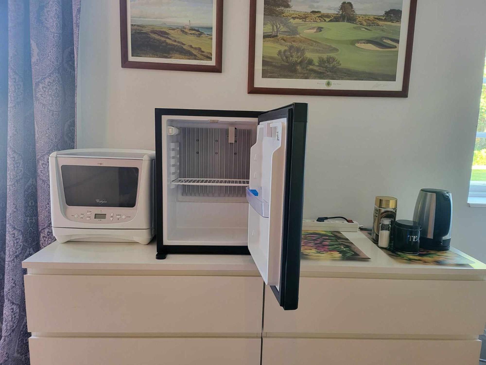 Lilla Huset Med Stor Traedgardstomt Naera Golf Och Hav Villa Trosa Exteriör bild