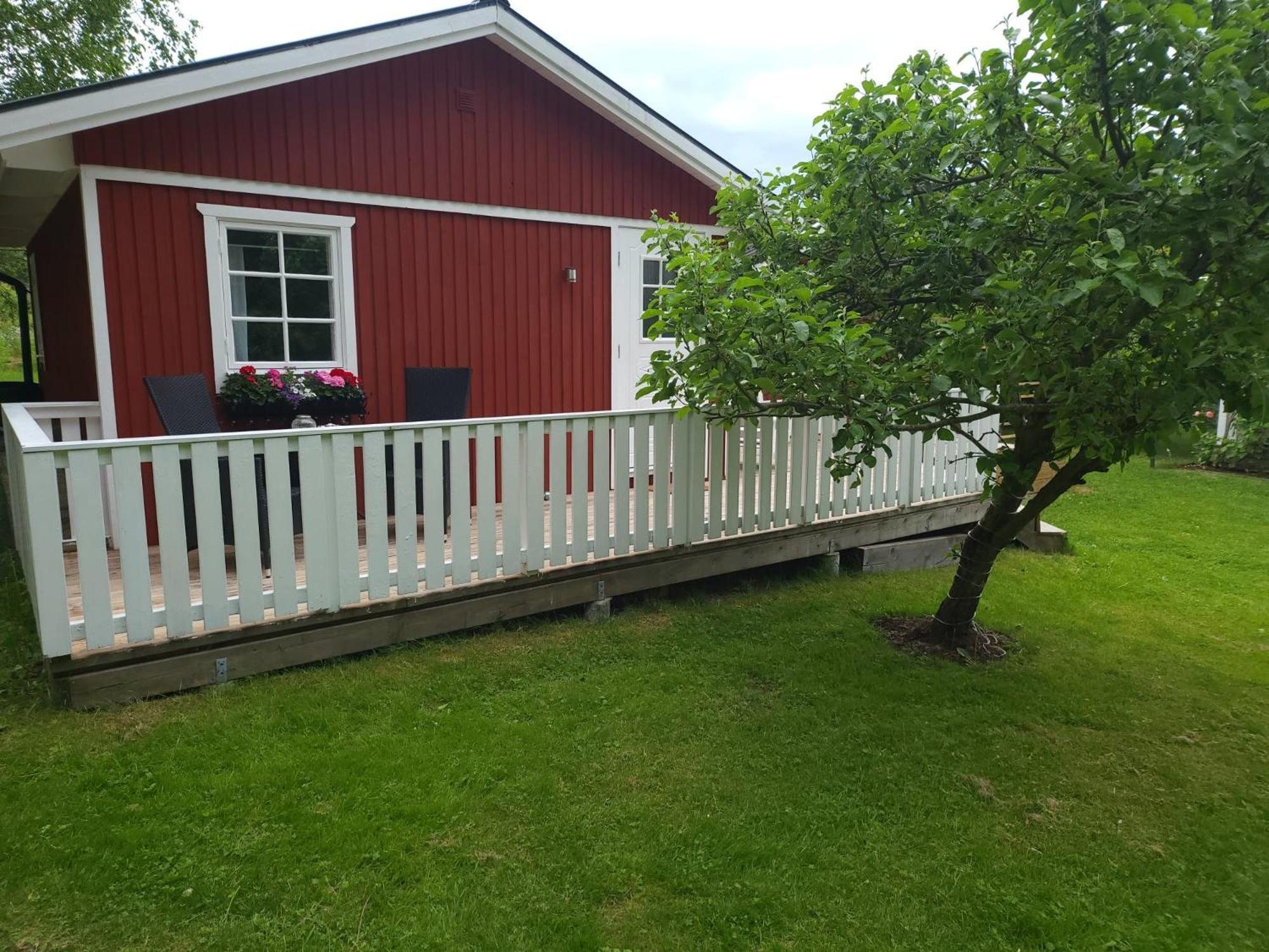 Lilla Huset Med Stor Traedgardstomt Naera Golf Och Hav Villa Trosa Exteriör bild